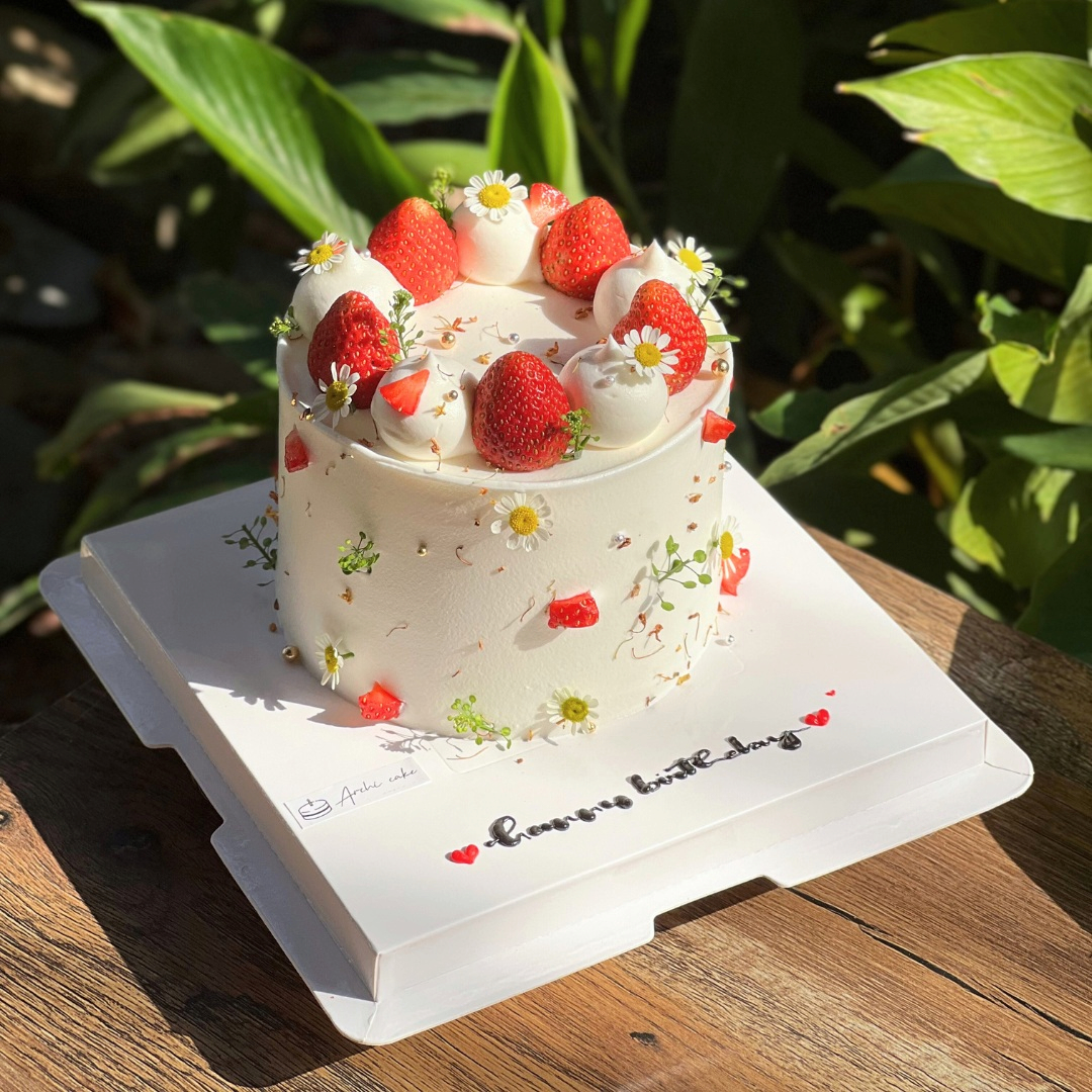 Mẫu bánh kem hoa nổi bật, thiết kế sang trọng, dành cho bánh cho nữ và bánh kem cho mẹ, đặt tại Archi Cake