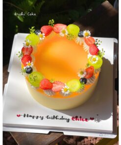Mousse trái cây tươi mềm mịn, tan nhẹ, mang lại cảm giác sảng khoái. Vị chanh dây nổi bật, kết hợp cam tạo nên hương vị độc đáo.
