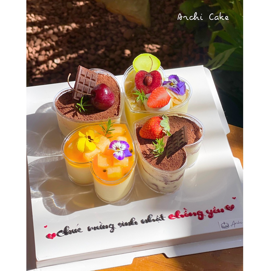Set bánh panna cotta và bánh sinh nhật mix vị socola, chanh dây, dâu tây, cherry và hạnh nhân – đa dạng, ngon miệng cho mọi lứa tuổi.