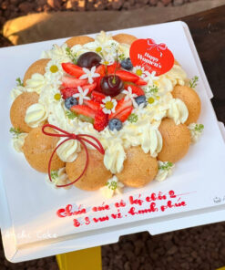 Bánh sinh nhật su kem cho nữ trang trí trái cây tươi dâu tây, nho, cherry – set bánh su kem sinh nhật đẹp mắt từ Archi Cake Phan Thiết.