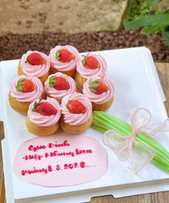 Bánh sinh nhật su kem cho nữ trang trí dâu tây– set bánh su kem sinh nhật đẹp mắt từ Archi Cake Phan Thiết.