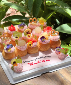 Bánh sinh nhật su kem cho nữ trang trí trái cây tươi dâu tây, nho, cherry – set bánh su kem sinh nhật đẹp mắt từ Archi Cake Phan Thiết.