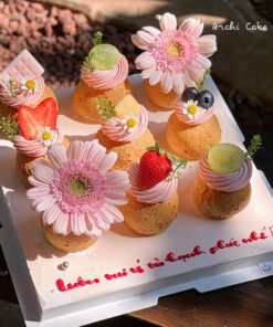 Bánh sinh nhật su kem cho nữ trang trí trái cây tươi dâu tây, nho, cherry – set bánh su kem sinh nhật đẹp mắt từ Archi Cake Phan Thiết.