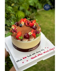 Bánh sinh nhật cho sếp nam với tiramisu sang trọng – thiết kế gọn gàng, lịch sự và tinh tế.