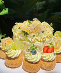 Bánh sinh nhật su kem cao cấp kết hợp trái cây tươi dâu tây, cherry, nho cùngBánh kem lớn mix su kem – tinh tế tại Archi Cake