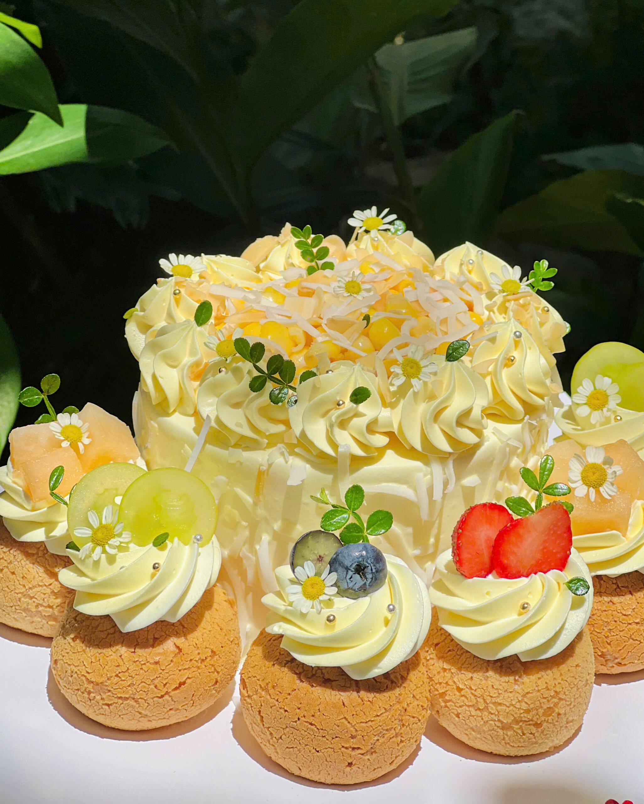Bánh sinh nhật su kem cao cấp kết hợp trái cây tươi dâu tây, cherry, nho cùngBánh kem lớn mix su kem – tinh tế tại Archi Cake