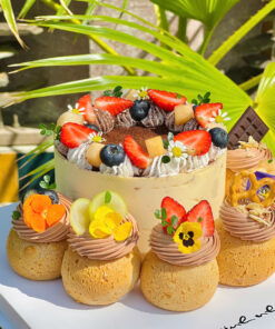 Bánh sinh nhật mix su kem trái cây tươi với dâu tây, cherry, nho, dưa lưới, hạnh nhân kết hợp bánh sinh nhật lớn mix su kem – đa dạng hương vị, đẹp mắt