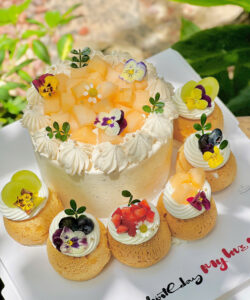 Bánh sinh nhật mix su kem trái cây tươi với dâu tây, cherry, nho, dưa lưới, hạnh nhân kết hợp bánh sinh nhật lớn mix su kem – đa dạng hương vị, đẹp mắt tại archi cake