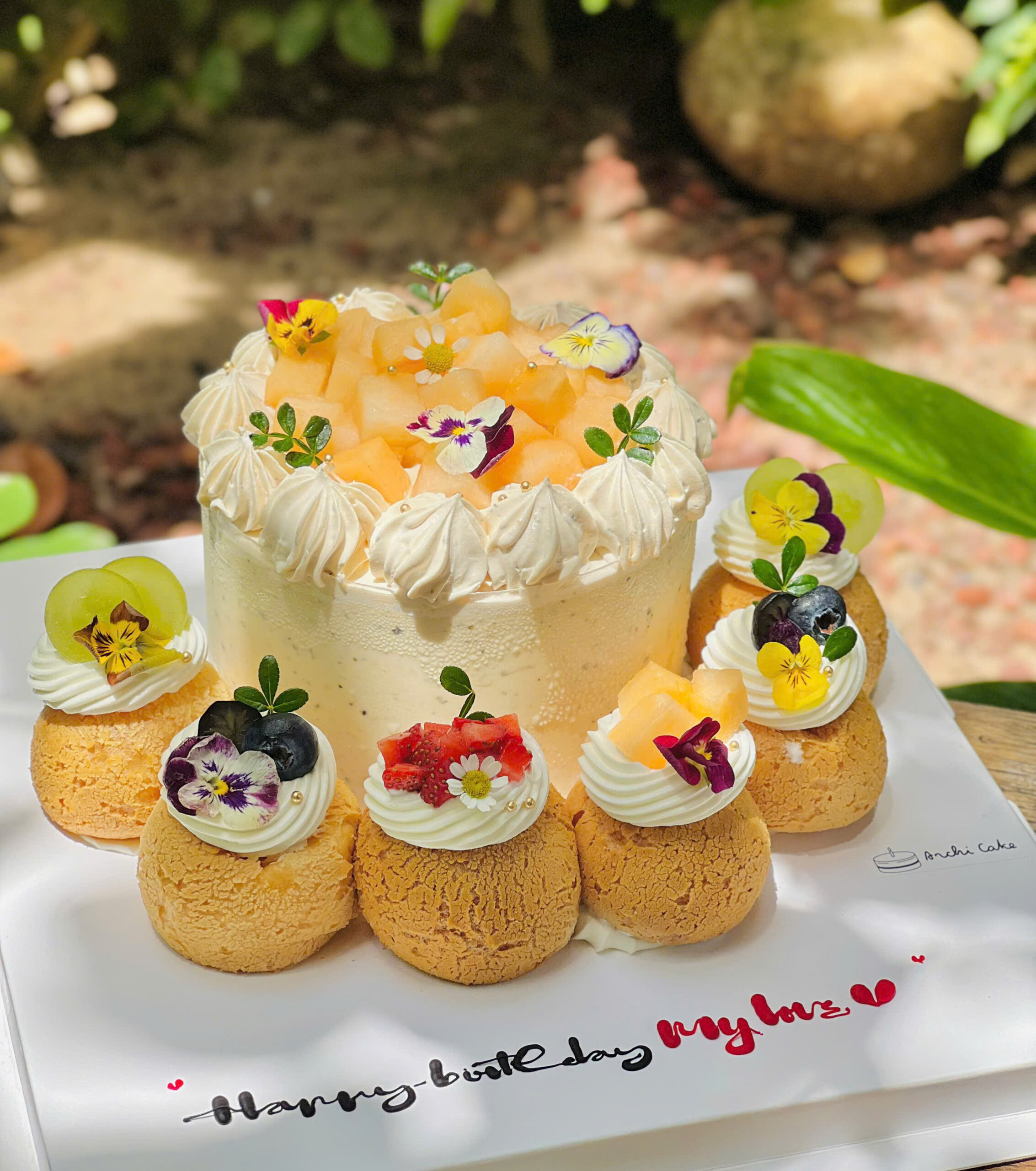 Bánh sinh nhật mix su kem trái cây tươi với dâu tây, cherry, nho, dưa lưới, hạnh nhân kết hợp bánh sinh nhật lớn mix su kem – đa dạng hương vị, đẹp mắt tại archi cake