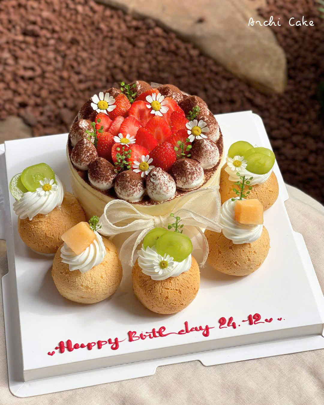 Bánh sinh nhật mix su kem trái cây tươi với dâu tây, cherry, nho, dưa lưới, hạnh nhân kết hợp bánh sinh nhật lớn mix su kem – đa dạng hương vị, đẹp mắt tại archi cake