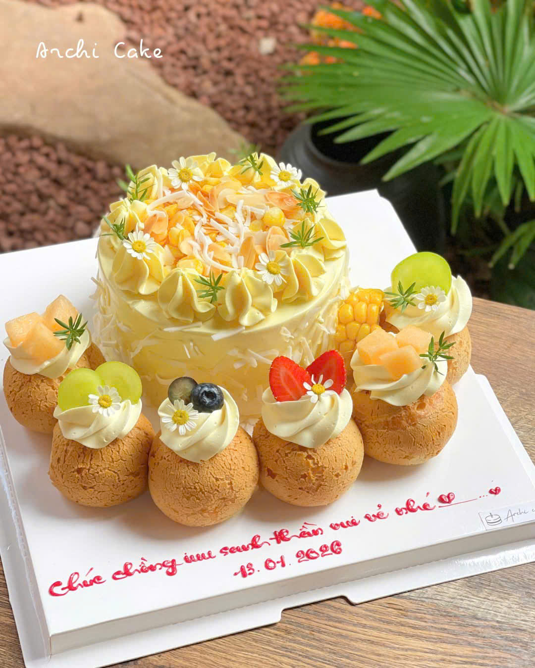 Bánh sinh nhật mix su kem trái cây tươi với dâu tây, cherry, nho, dưa lưới, hạnh nhân kết hợp bánh sinh nhật lớn mix su kem – đa dạng hương vị, đẹp mắt tại archi cake