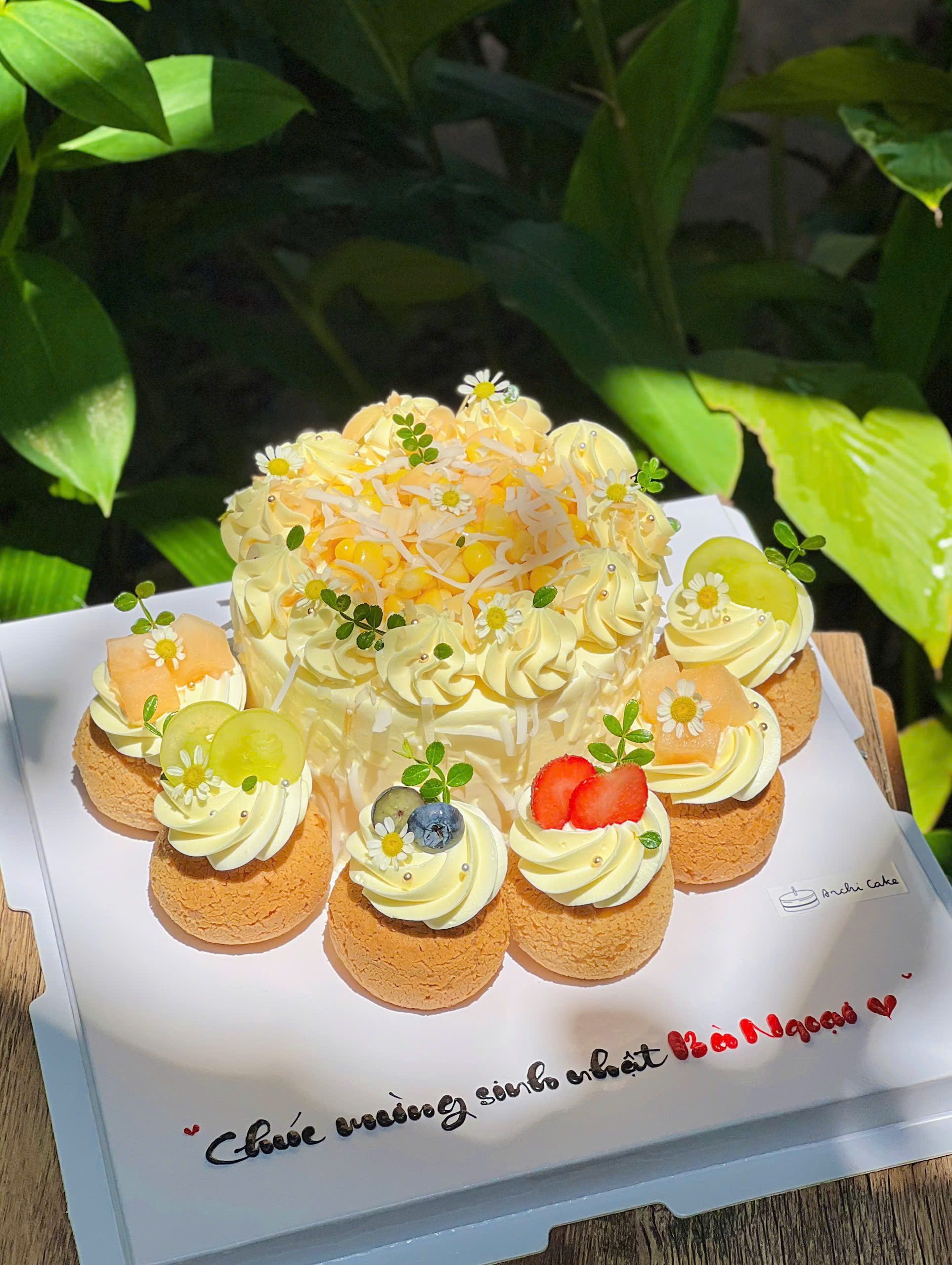 Bánh sinh nhật su kem cao cấp kết hợp trái cây tươi dâu tây, cherry, nho cùngBánh kem lớn mix su kem – tinh tế tại Archi Cake