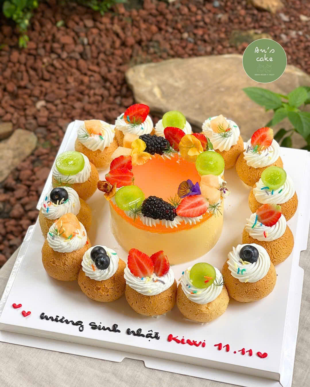 Bánh sinh nhật su kem cao cấp kết hợp trái cây tươi dâu tây, cherry, nho cùngBánh kem lớn mix su kem – tinh tế tại Archi Cake