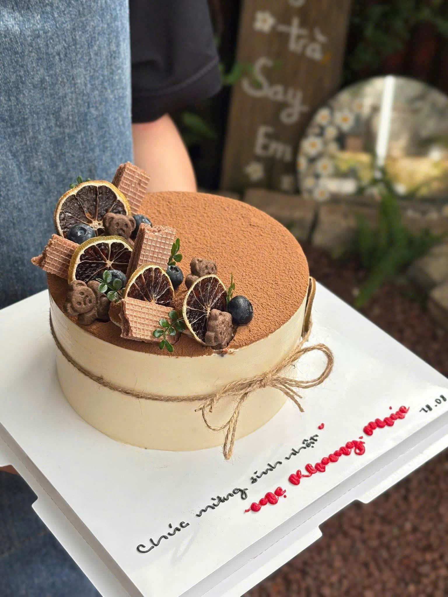 Bánh sinh nhật cho sếp nam và nữ với tiramisu sang trọng – thiết kế gọn gàng, lịch sự và tinh tế.