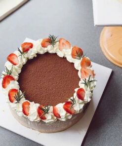 Bánh sinh nhật cho sếp nam và nữ với tiramisu sang trọng – thiết kế gọn gàng, lịch sự và tinh tế.