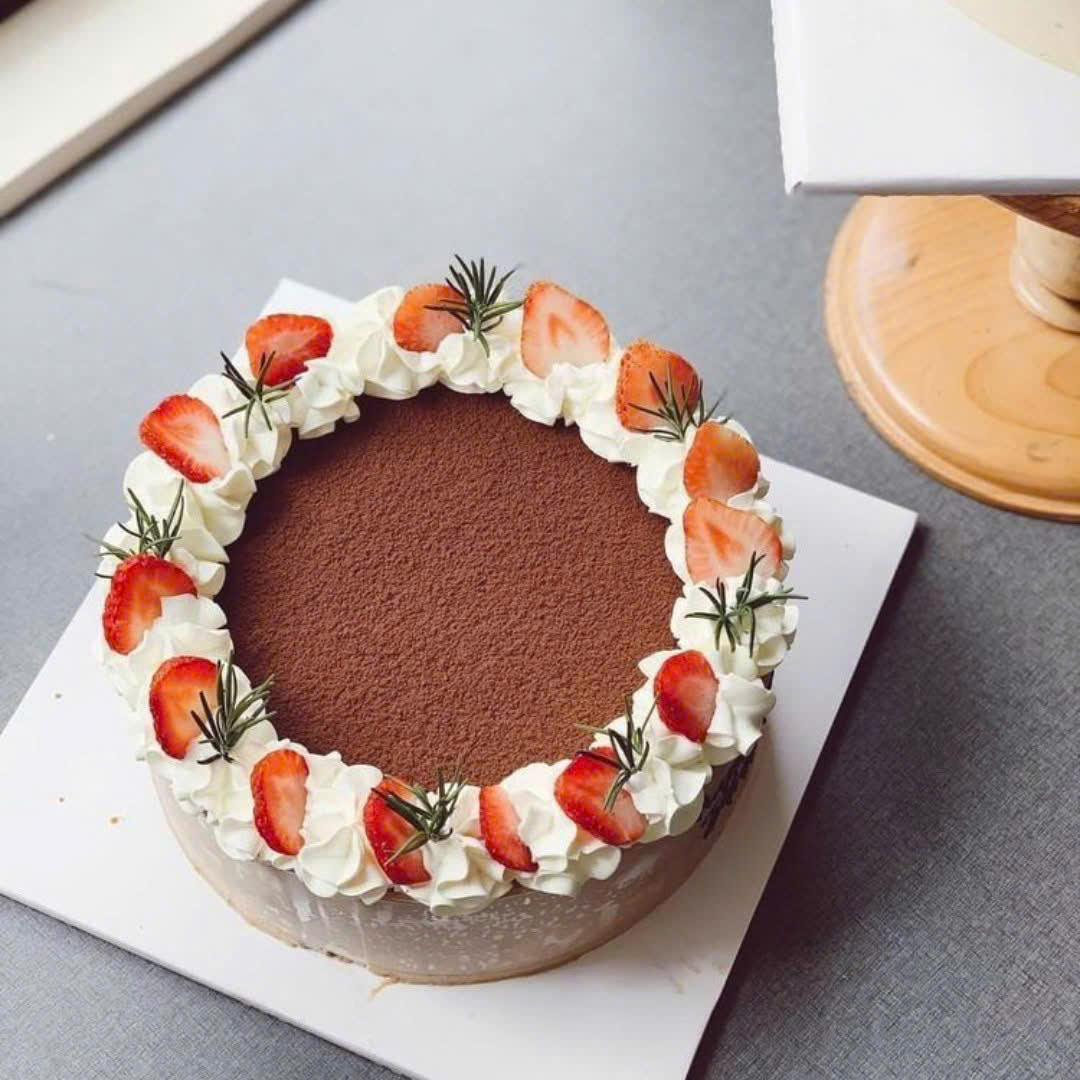 Bánh sinh nhật cho sếp nam và nữ với tiramisu sang trọng – thiết kế gọn gàng, lịch sự và tinh tế.