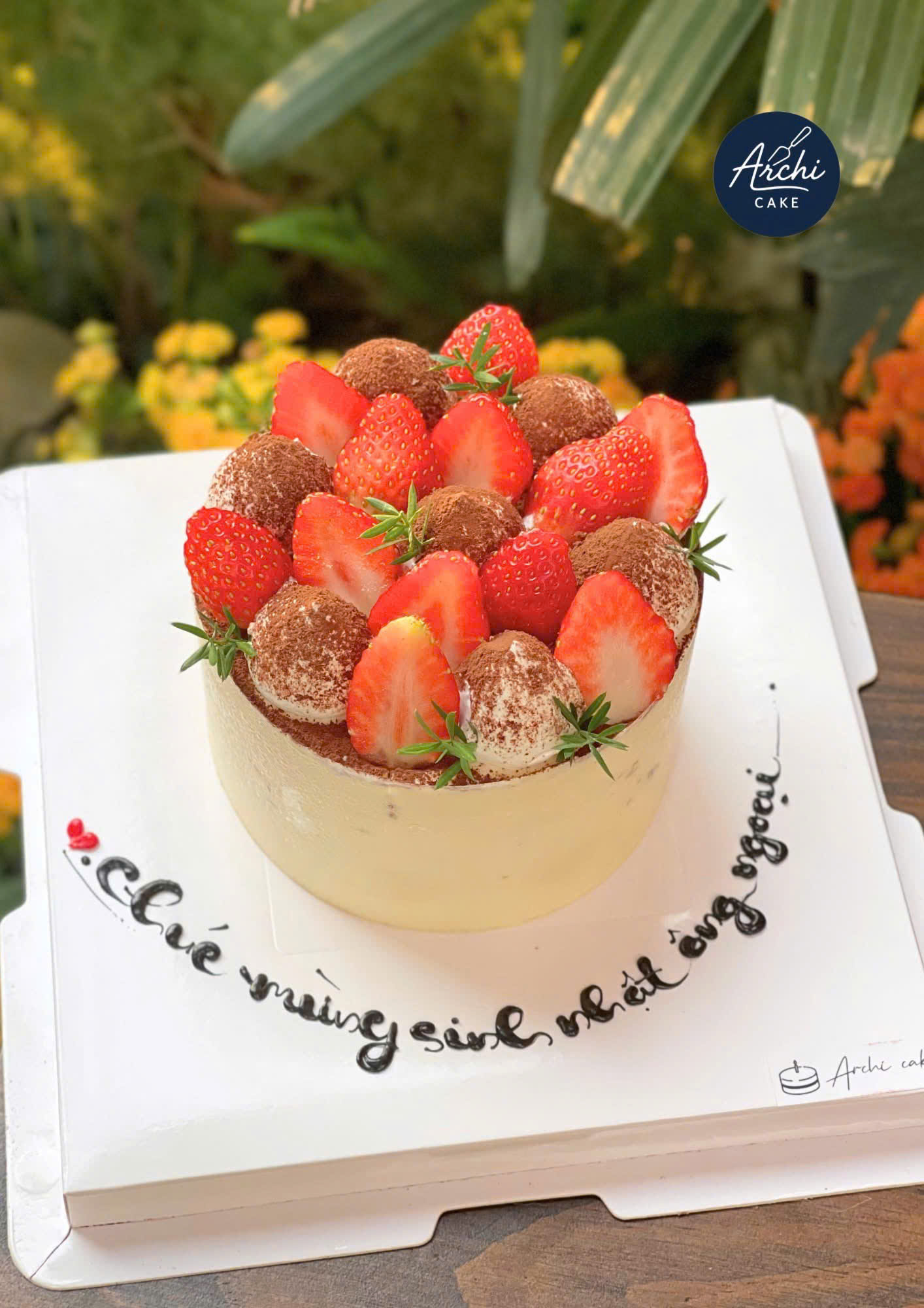 Bánh sinh nhật cho sếp nam và nữ với tiramisu sang trọng – thiết kế gọn gàng, lịch sự và tinh tế.