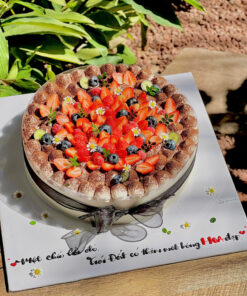 Bánh sinh nhật cho sếp nam và nữ với tiramisu sang trọng – thiết kế gọn gàng, lịch sự và tinh tế.