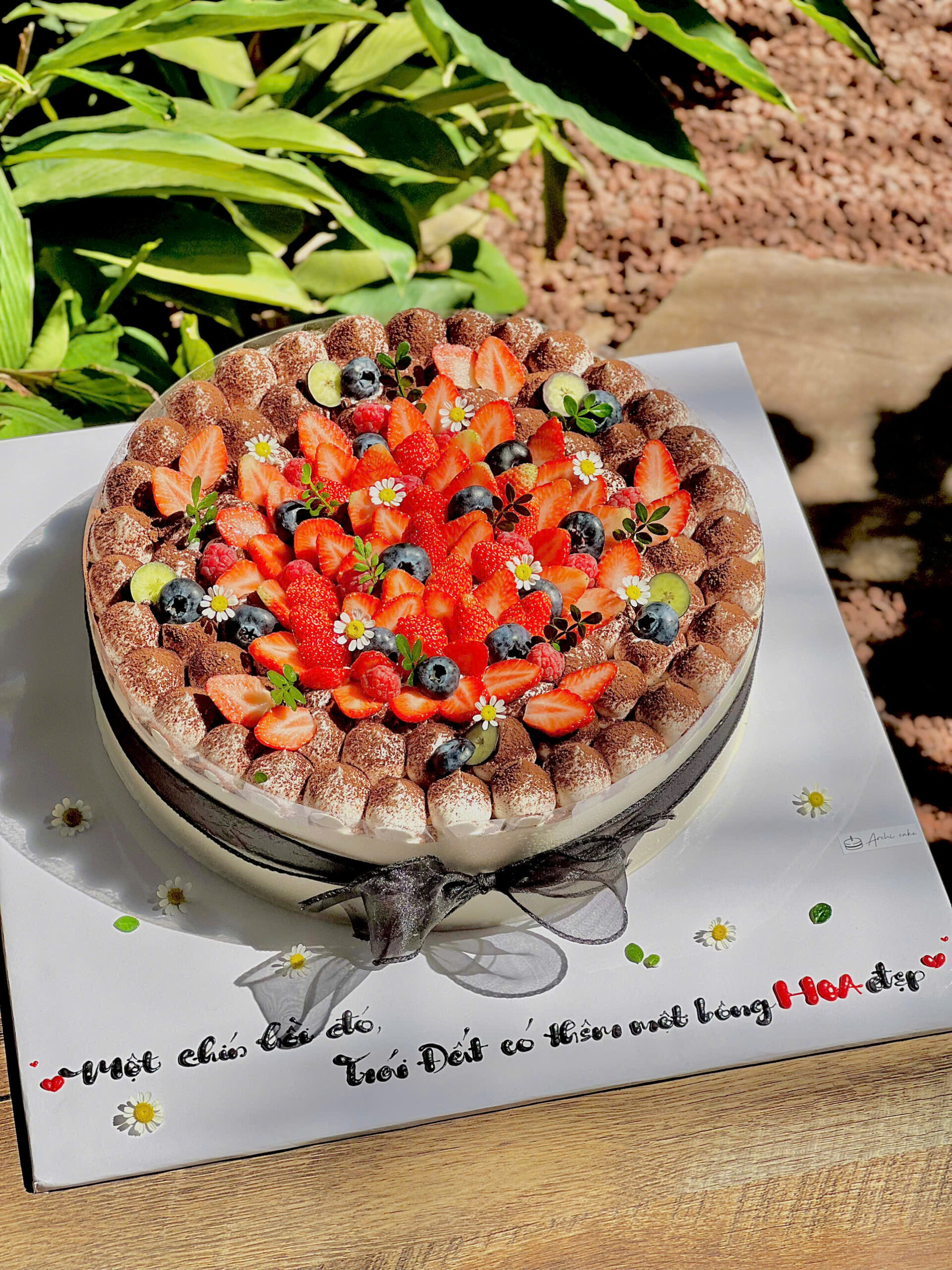 Bánh sinh nhật cho sếp nam và nữ với tiramisu sang trọng – thiết kế gọn gàng, lịch sự và tinh tế.