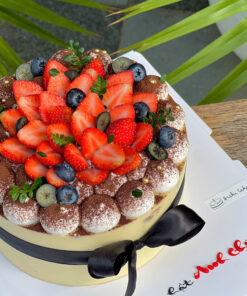 Bánh sinh nhật cho sếp nam và nữ với tiramisu sang trọng – thiết kế gọn gàng, lịch sự và tinh tế.