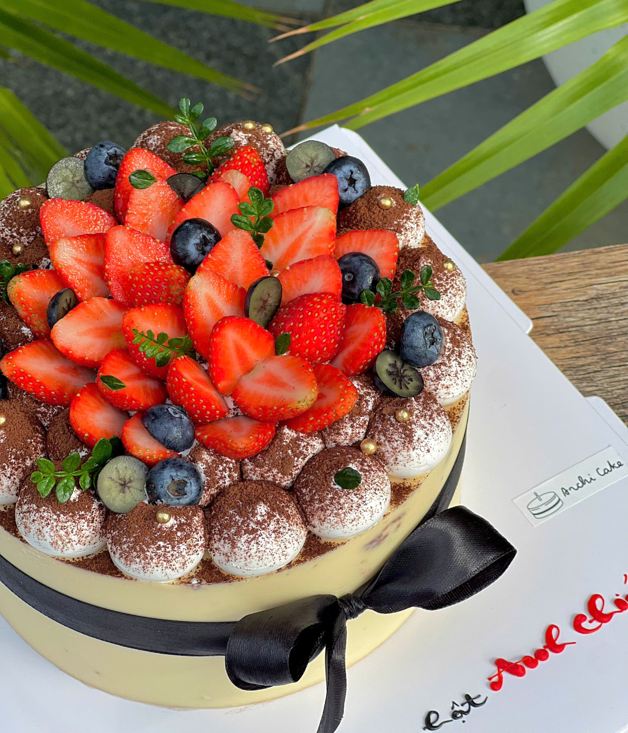 Bánh sinh nhật cho sếp nam và nữ với tiramisu sang trọng – thiết kế gọn gàng, lịch sự và tinh tế.
