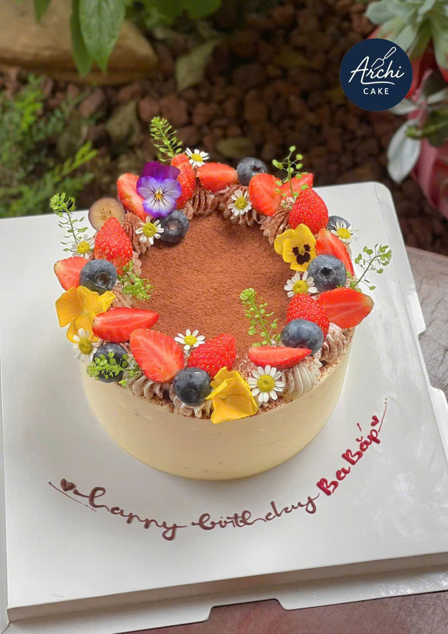 Bánh sinh nhật cho sếp nam và nữ với tiramisu sang trọng – thiết kế gọn gàng, lịch sự và tinh tế.