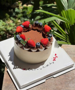 Bánh sinh nhật cho sếp nam và nữ với tiramisu sang trọng – thiết kế gọn gàng, lịch sự và tinh tế.