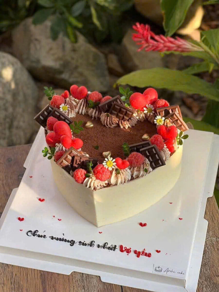 Bánh sinh nhật cho sếp nam và nữ với tiramisu sang trọng – thiết kế gọn gàng, lịch sự và tinh tế.