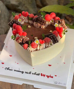 Bánh sinh nhật cho sếp nam và nữ với tiramisu sang trọng – thiết kế gọn gàng, lịch sự và tinh tế.